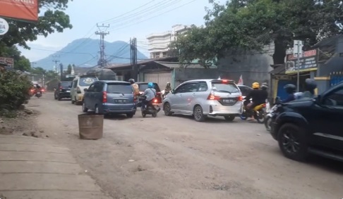 Garut Masuk Trending Twitter, Jalan Rusak dan Baligo Paling Disorot Netizen (sc Twitter @muchlis_ar)