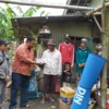 Yudha Puja Turnawan Anggota DPRD Garut kunjungi keluarga Ipan korban kebakaran di Desa Sukamulya, Kecamatan Pangatikan