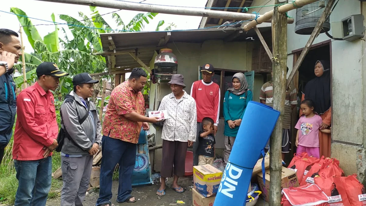 Yudha Puja Turnawan Anggota DPRD Garut kunjungi keluarga Ipan korban kebakaran di Desa Sukamulya, Kecamatan Pangatikan