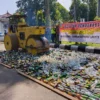 Ribuan Botol Miras Dimusnahkan di Halaman Pendopo Garut