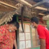 Yudha Puja Turnawan saat menengok rumah emak Rodiah yang sudah lapuk