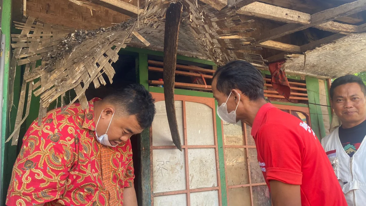 Yudha Puja Turnawan saat menengok rumah emak Rodiah yang sudah lapuk