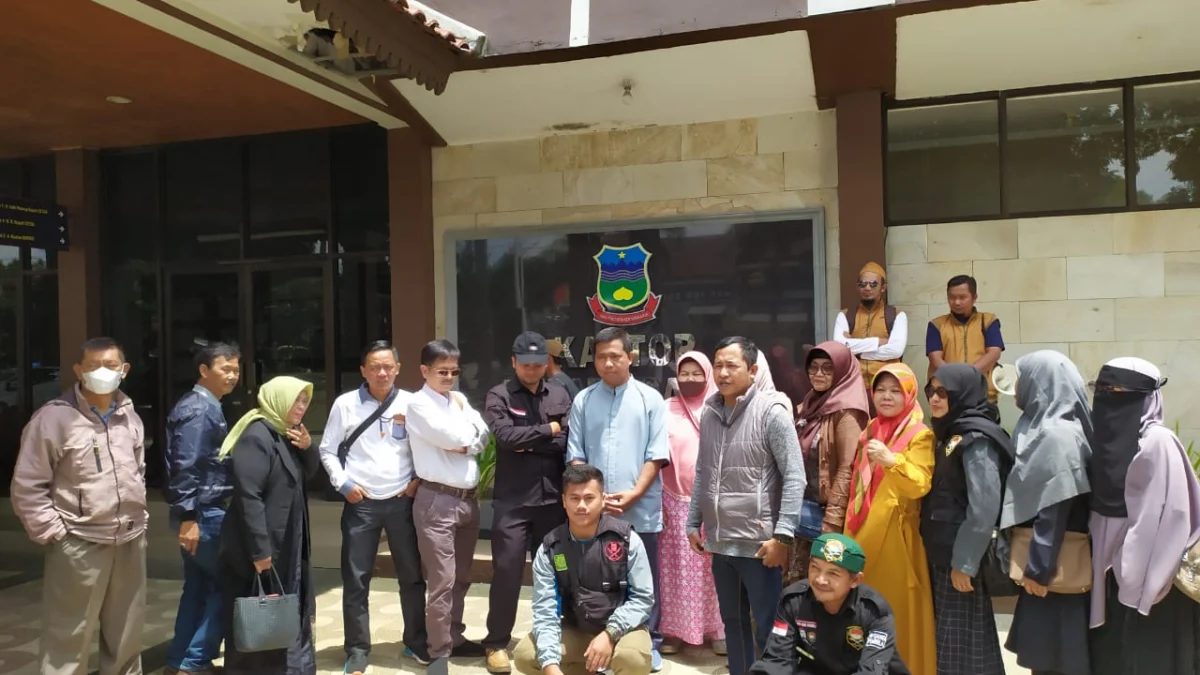 Aliansi Umat Islam Garut mendatangi kantor bupati untuk mempertanyakan langkah konkret menurunkan gas bersubsidi