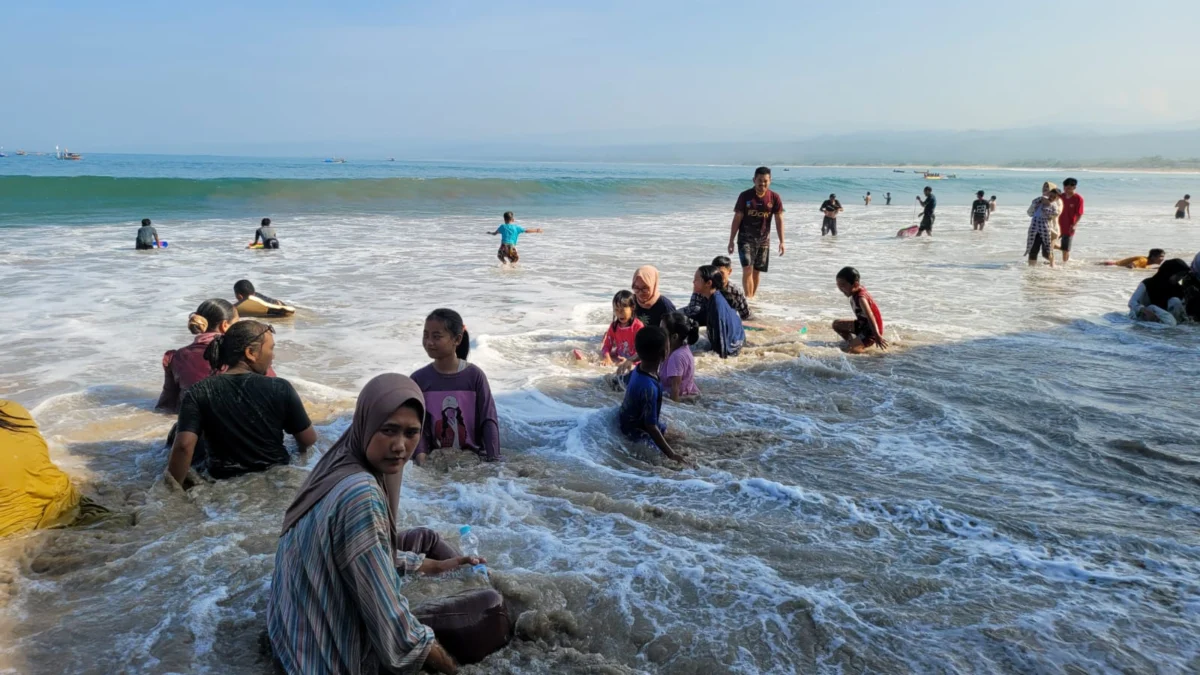 Suasana Pantai Sayangheulang di Desa Mancagahar, Kecamatan Pameungpeuk, Kabupaten Garut, Minggu (23/04/2023). (Dok. Diskomimfo)