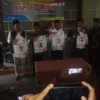 Penetapan nomor urut calkades Cibiuk Kidul berlangsung alot, Jum'at (14/4) di ruang rapat desa setempat, Jum' at (14/4).(foto pepen apendi)