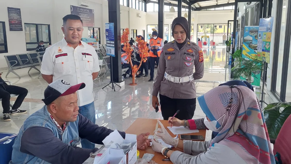 Sejumlah Awak Angkutan di Terminal Guntur Ditest Urine oleh Satnarkoba Polres Garut