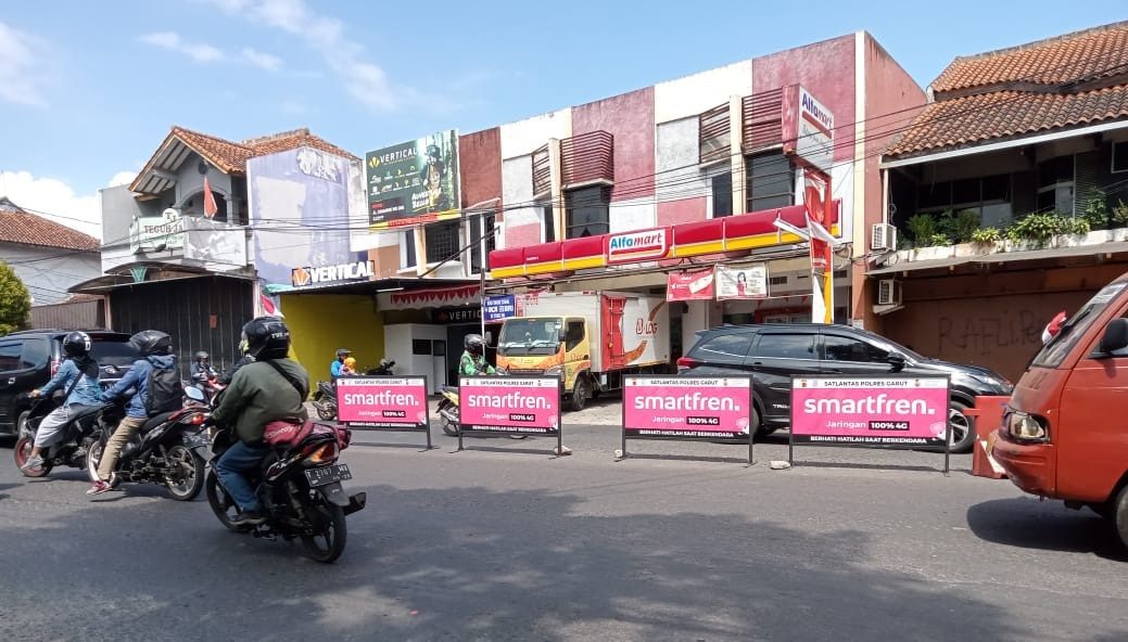 Smartfren Beri Bantuan Pembatas Jalan di Jawa Barat