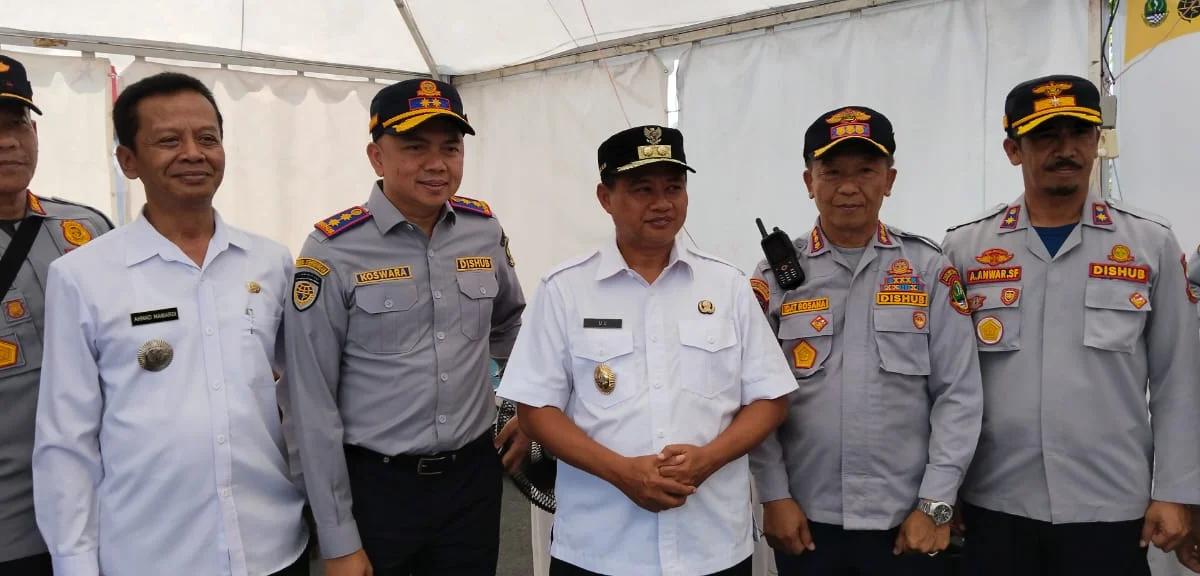 Wakil Gubernur Jabar bersama dengan Kadishub Jabar, Kadishub Garut, Camat Kadungora sedang berdialog di tenda Posko Pemantaun, Cihuni, Kadungora, Rabu (26 April 2023)