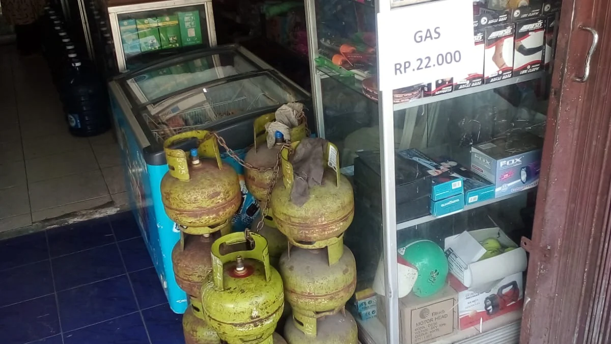 Harga gas melon di toko eceran di kecamatan Leuwigoong Rp 22.000,- tak ada perubahan walaupun HET sudah diturunkan (foto pepen apendi)