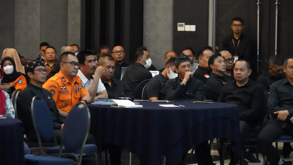 Bupati Garut Rudy Gunawan membuka Bimtek Tata Cara Penggunaan Aplikasi e-Kinerja BKN bagi para ASN di Lingkungan Pemerintah Kabupaten Garut, di Ballroom Hotel Harmoni, Kamis 13 April 2023.