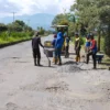 Pekerja dari Dinas PUPR Garut sedang memperbaiki jalan rusak di Jl. KH. Anwar Musaddad, Selasa 11 April 2023.