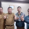 Tenaga honorer administrasi Garut bertemu dengan Bupati Garut untuk mendapatkan restu berjuang di pusat (ist)