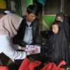 Pengurus DPC PDI Perjuangan Garut bersama Kades, Tagana Dinsos dan Anggota DPRD Garut kunjungi Eni janda dhuafa penyandang disabilitas di Desa Sirnajaya