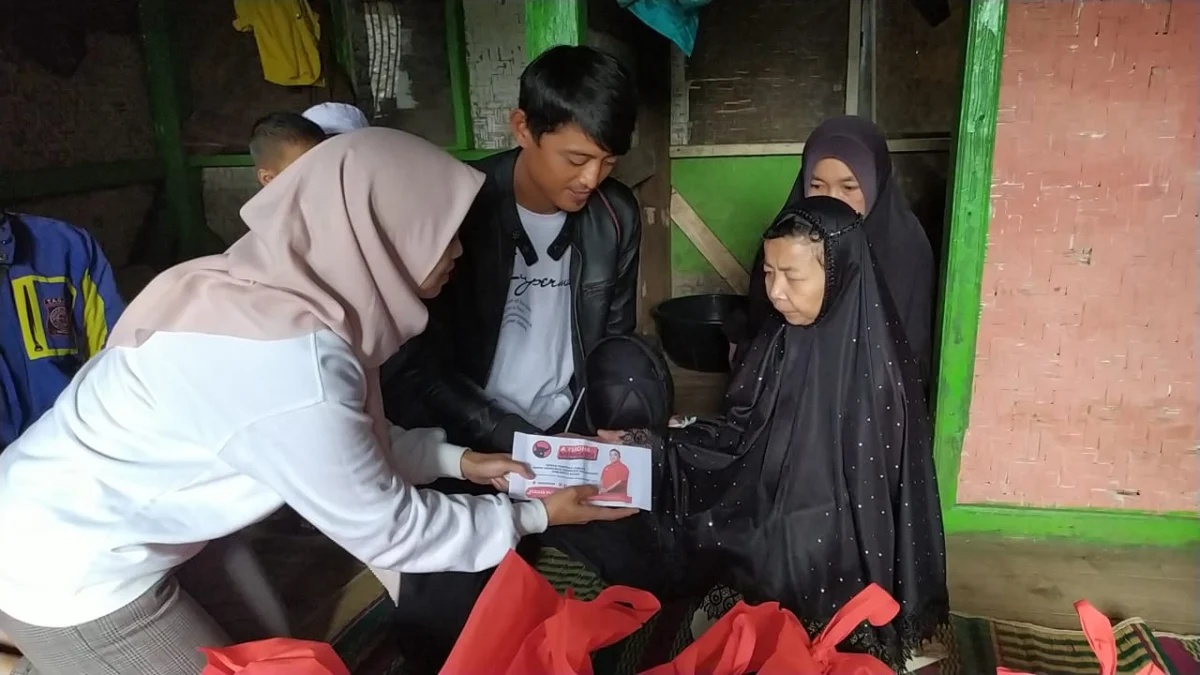 Pengurus DPC PDI Perjuangan Garut bersama Kades, Tagana Dinsos dan Anggota DPRD Garut kunjungi Eni janda dhuafa penyandang disabilitas di Desa Sirnajaya