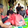 Yudha Puja Turnawan Anggota DPRD Garut bersama Camat Cisewu mengunjungi Sarwidin korban kebakaran di Desa Pamalayan