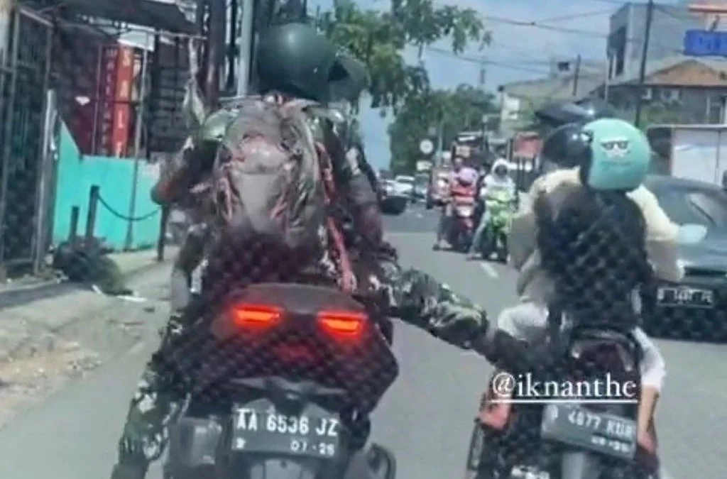 Merusak Nama Baik TNI, Seorang Pria Berbaju Loreng Tendang Pengendara Motor Ibu-Anak