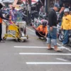 Petugas Dishub Garut sedang menandai marka jalan Ahmad Yani, yang akan dijadikan tempat parkir.*