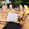 Usai menandatangani fakta integritas Bupati Garut dan Kadinkes foto bersama.