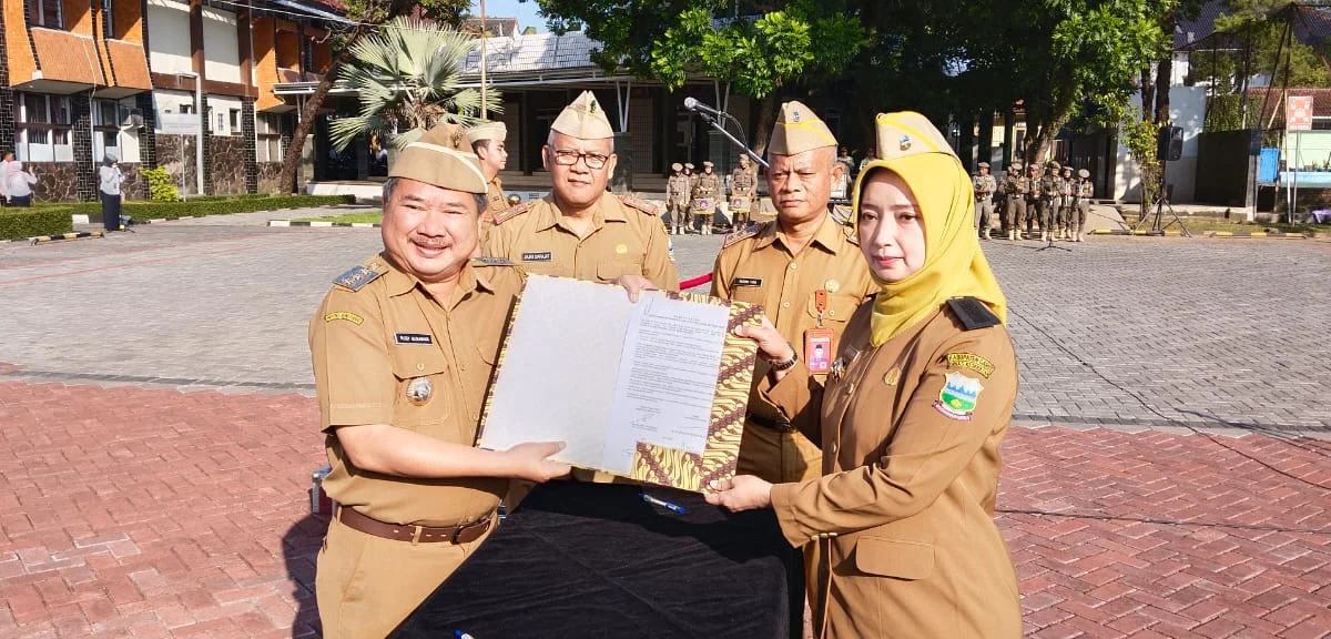 Usai menandatangani fakta integritas Bupati Garut dan Kadinkes foto bersama.