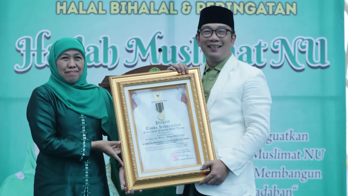 Ridwan Kamil mendapatkan penghargaan Jer Basuki Mawa Beya dari Pemda Provinsi Jawa Timur