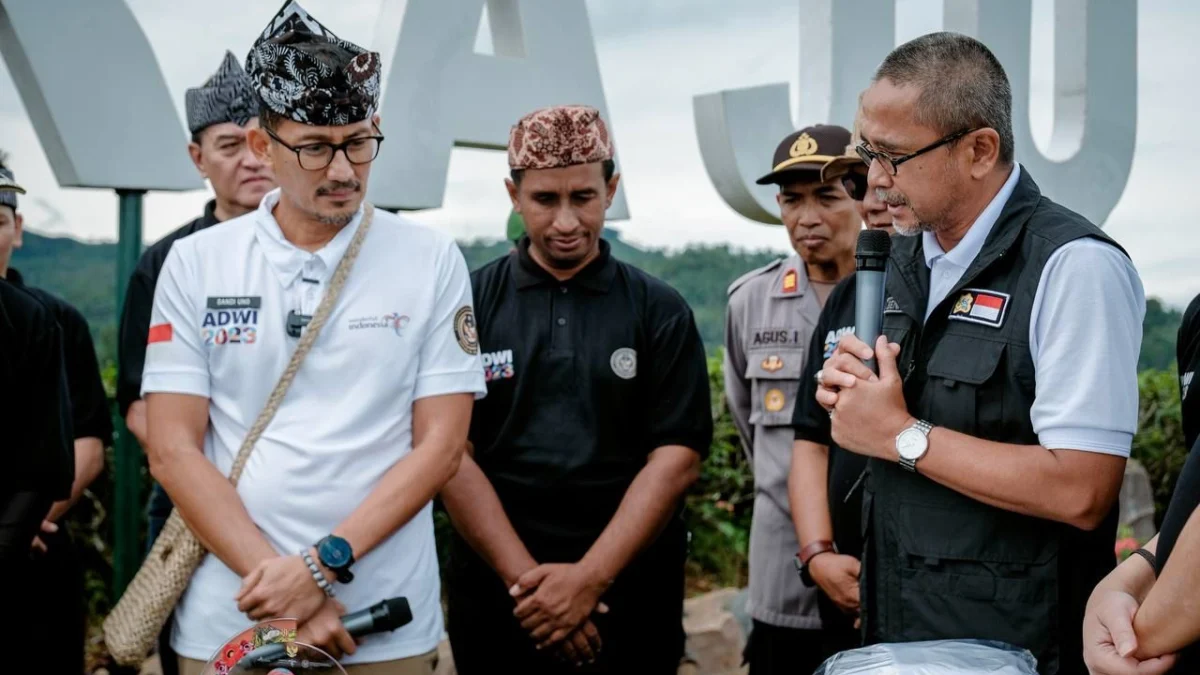 Kepala Dinas Pariwisata dan Kebudayaan Jabar Benny Bachtiar mendampingi Menteri Pariwisata dan Ekonomi Kreatif (Menparkraf) Sandiaga Uno berkunjung ke sejumlah desa wisata unggulan di Jabar yang meraih ADWI 2023.