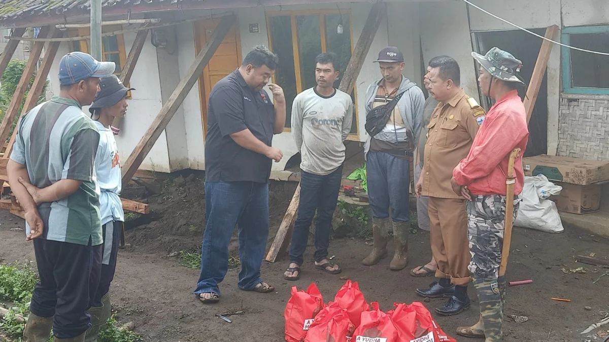 Rumah Ubad Warga Sucinaraja Ditimpa Longsor, Yudha Legislator Garut Tinjau Lokasi Bersama Camat