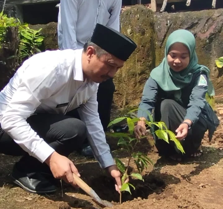 MAN 2 Garut Gelar Aksi Tanam Pohon Serentak 120 Titik di Garut