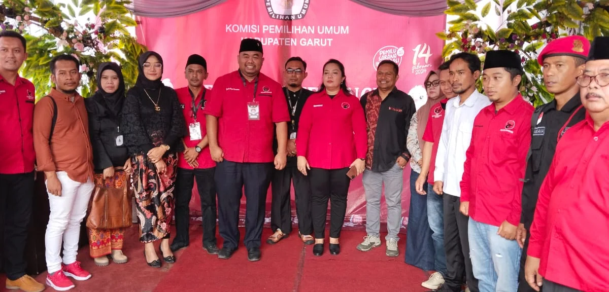 PDI Perjuangan dan Nasdem Bawa Kesenian Lokal saat Daftar Bacaleg ke KPUD Garut