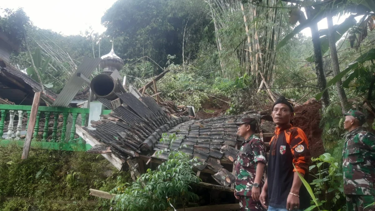 Penghuni Belasan Rumah Diungsikan Setelah Masjid dan Madrasah Rusak Tertimpa Longsor