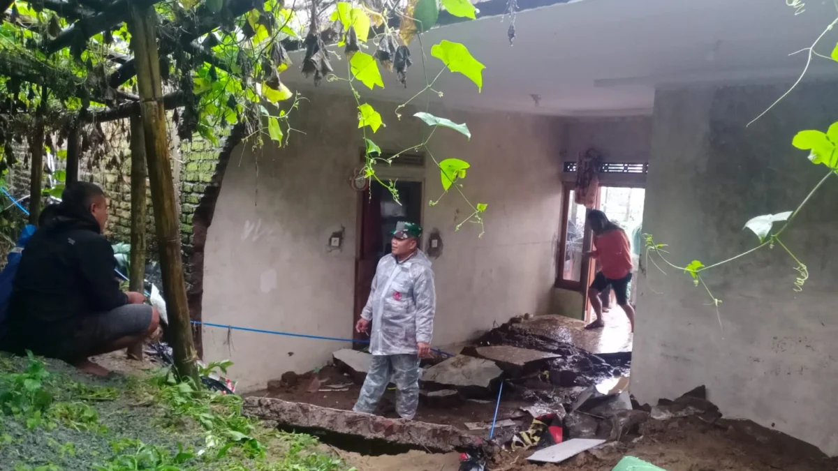 Luapan Air Selokan Sebabkan Tembok Rumah di Pasirwangi Garut Jebol