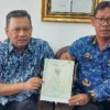 anggota DPRD Jabar Enjang Tedi saat berkunjung dan mengecek lokasi lahan yang diduga diserobot oknum