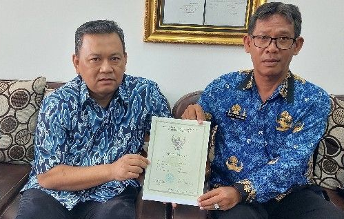 anggota DPRD Jabar Enjang Tedi saat berkunjung dan mengecek lokasi lahan yang diduga diserobot oknum