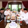 Menhan Prabowo Subianto silaturahim ke kediaman Presiden Joko Widodo (Jokowi) di Solo, Sabtu, 22 April 2023.-Twitter/@jokowi-