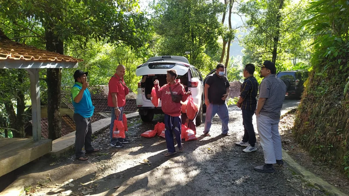 Ketua DPC PDI Perjuangan Garut Kunjungi Keluarga Arif, Korban Kebakaran di Desa Panyindangan Cisompet