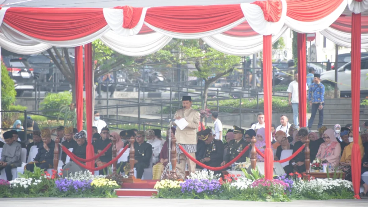 Plh. Gubernur Jawa Barat Uu Ruzhanul Ulum menjadi Inspektur Upacara pada Hari Pendidikan Nasional 2023 Tingkat Provinsi Jabar di Lapangan Gasibu, Kota Bandung, Selasa (2/5/2023). Upacara tersebut dihadiri pula Ketua TP PKK Jabar Atalia Praratya Ridwan Kamil dan Kepala Dinas Pendidikan Jabar Wahyu Mijaya.