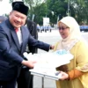 Bupati Garut Rudy Gunawan memimpin Upacara Peringatan Hardiknasl Tingkat Kabupaten Garut di Alun-Alun Garut, Selasa 2 Mei 2023) dan memberikan penghargaan serta musapahah.