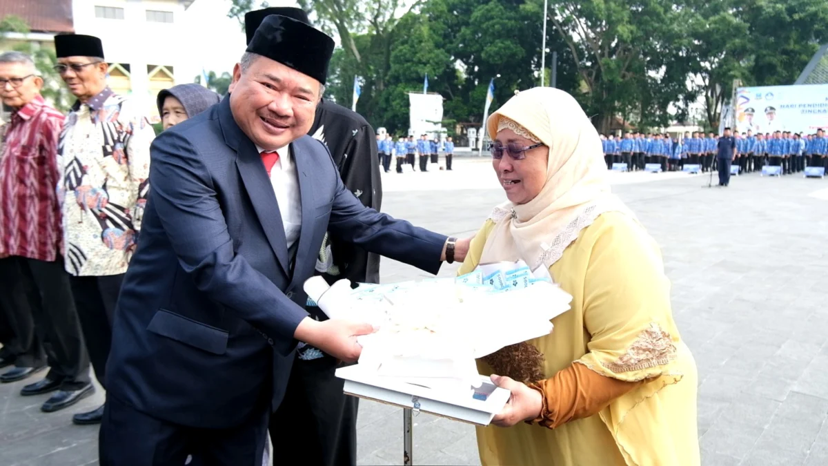 Bupati Garut Rudy Gunawan memimpin Upacara Peringatan Hardiknasl Tingkat Kabupaten Garut di Alun-Alun Garut, Selasa 2 Mei 2023) dan memberikan penghargaan serta musapahah.