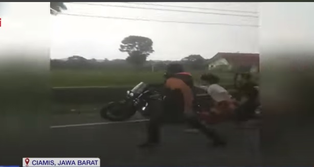 santri mencoba menghentikan rombongan moge setelah menabrak santri