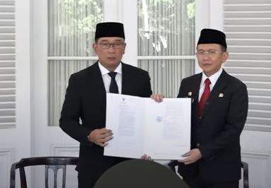 Gubernur Jawa Barat Serahkan Sk Perpanjangan Pj Bupati Bekasi Kepada Dani Ramdan