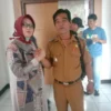 ketua Apdesi DPK Cibatu Tatan Asmara (kanan) bersama Rina Rohayati juru bicara Forum Peduli Masyarakat Cibatu Bersatu