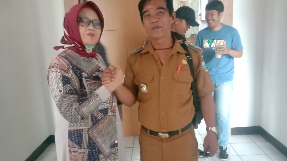 ketua Apdesi DPK Cibatu Tatan Asmara (kanan) bersama Rina Rohayati juru bicara Forum Peduli Masyarakat Cibatu Bersatu