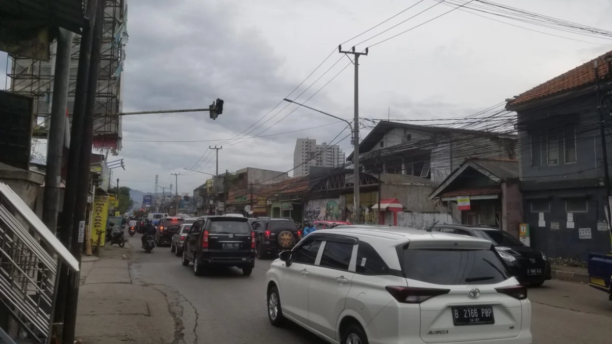 Kawasan Bojongsoang, Kabupaten Bandung, Jawa Barat merupakan lokasi yang sering dilalui banyak kendaraan, baik itu kendaraan kecil bahkan besar.