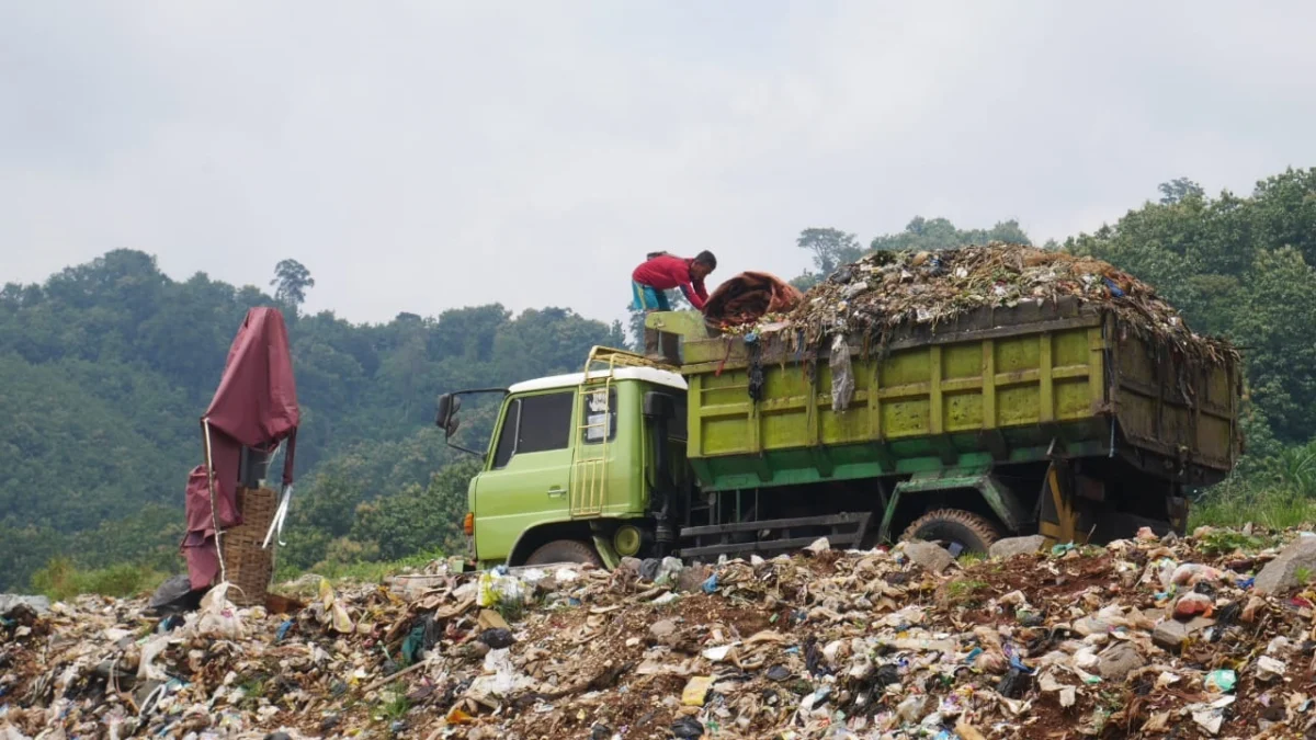 Sampah Menumpuk di Kota Bandung, DLH Jabar Segera Cari Solusi untuk TPA Sarimukti