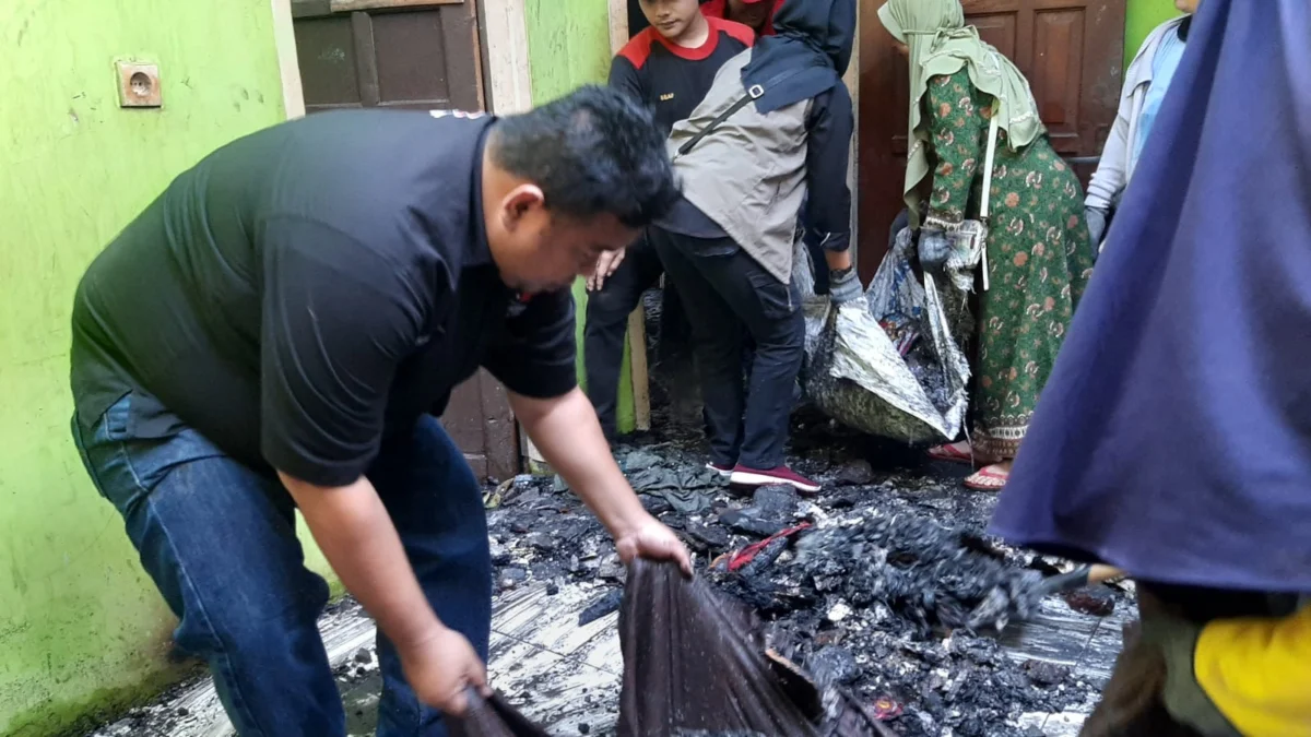 Ketua DPC PDI Perjuangan Garut Yudha Puja Turnawan bersama kader PAC PDI Perjuangan Malangbong, PAC Kersamanah dan juga warga membersihkan puing-puing rumah Supriadi korban kebakaran