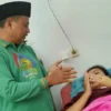 Wakil Gubernur Jawa Barat Uu Ruzhanul Ulum saat menjenguk NR, siswi SMK Negeri di Kabupaten Ciamis yang menjadi korban kekerasan orang tidak dikenal. -Biro Adpim Jabar-