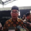 Gubernur Jawa Barat, Ridwan Kamil saat berkunjung ke Kota Cirebon mendampingi Menteri koordinator Perekonomian, Arilangga Hartarto bertemu dengan para pelaku UMKM sekaligus alumni peserta kartu prakerja se wilayah Cirebon, Jumat 16 Juni 2023. -DEDI HARYADI-RADARCIREBON.COM