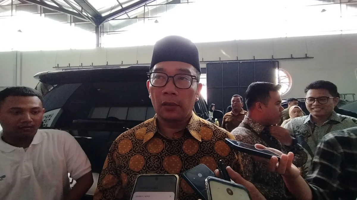 Gubernur Jawa Barat, Ridwan Kamil saat berkunjung ke Kota Cirebon mendampingi Menteri koordinator Perekonomian, Arilangga Hartarto bertemu dengan para pelaku UMKM sekaligus alumni peserta kartu prakerja se wilayah Cirebon, Jumat 16 Juni 2023. -DEDI HARYADI-RADARCIREBON.COM