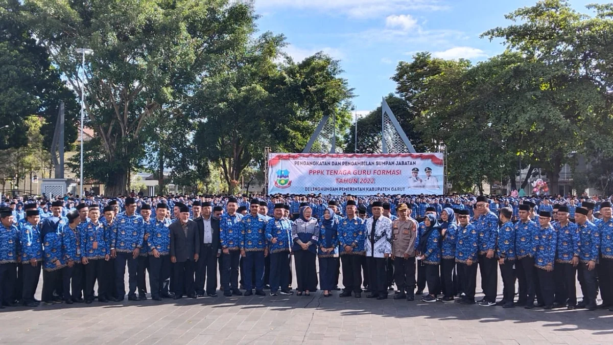 Suasana saat Bupati Garut Rudy Gunawan menyerahkan petikan dan pengambilan sumpah bagi 3.295 tenaga guru honorer menjadi Pegawai Pemerintah dengan Perjanjian Kerja (PPPK), di Lapangan Oto Iskandar di Nata, Alun-alun Garut, Selasa 27 Juni 2023.