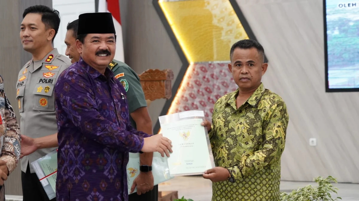 Hadi Menteri ATR BPN Kunjungi Garut, Serahkan Sertifikat Tanah