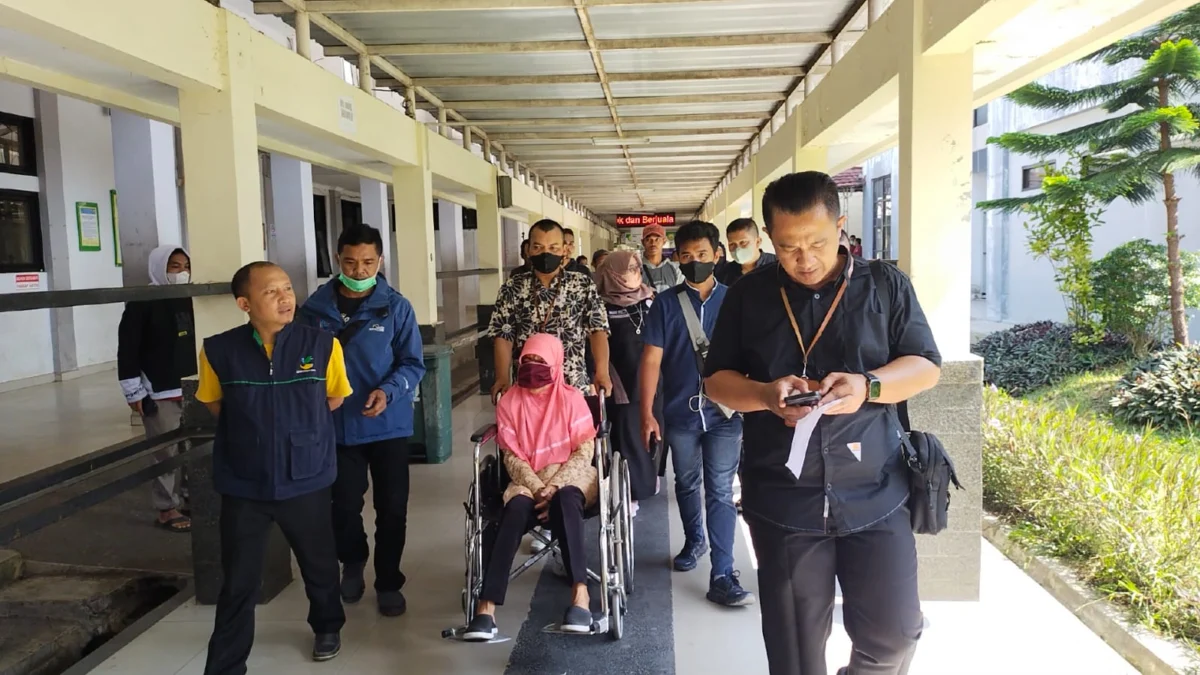 Mak Entik (60) penderita penyakit tumor di wajahnya saat akan dirujuk ke RS Al-Ikhsan Bandung.